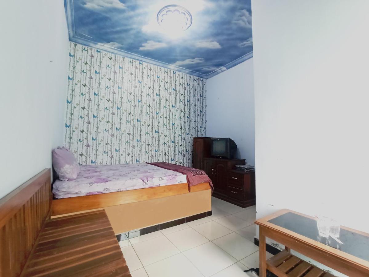 Oyo 90093 Dw Hotel Malang Exterior photo