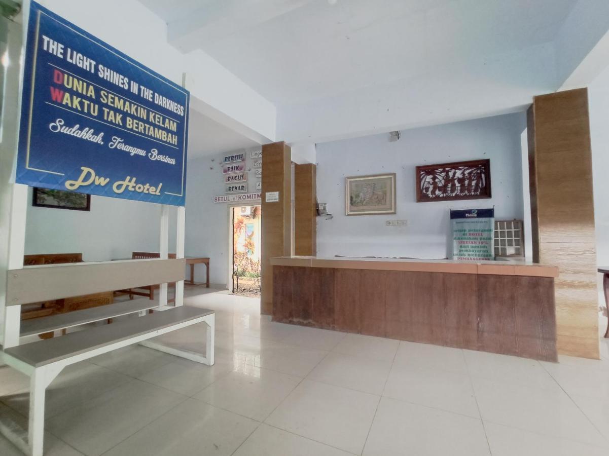 Oyo 90093 Dw Hotel Malang Exterior photo